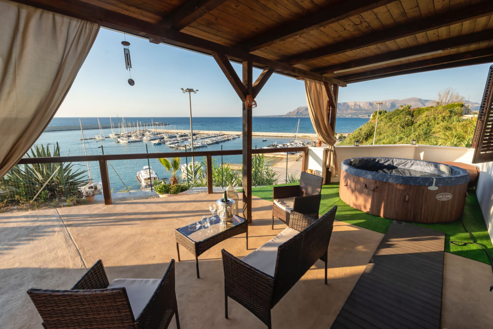 Baia Marina sul mare ,jacuzzi esclusiva